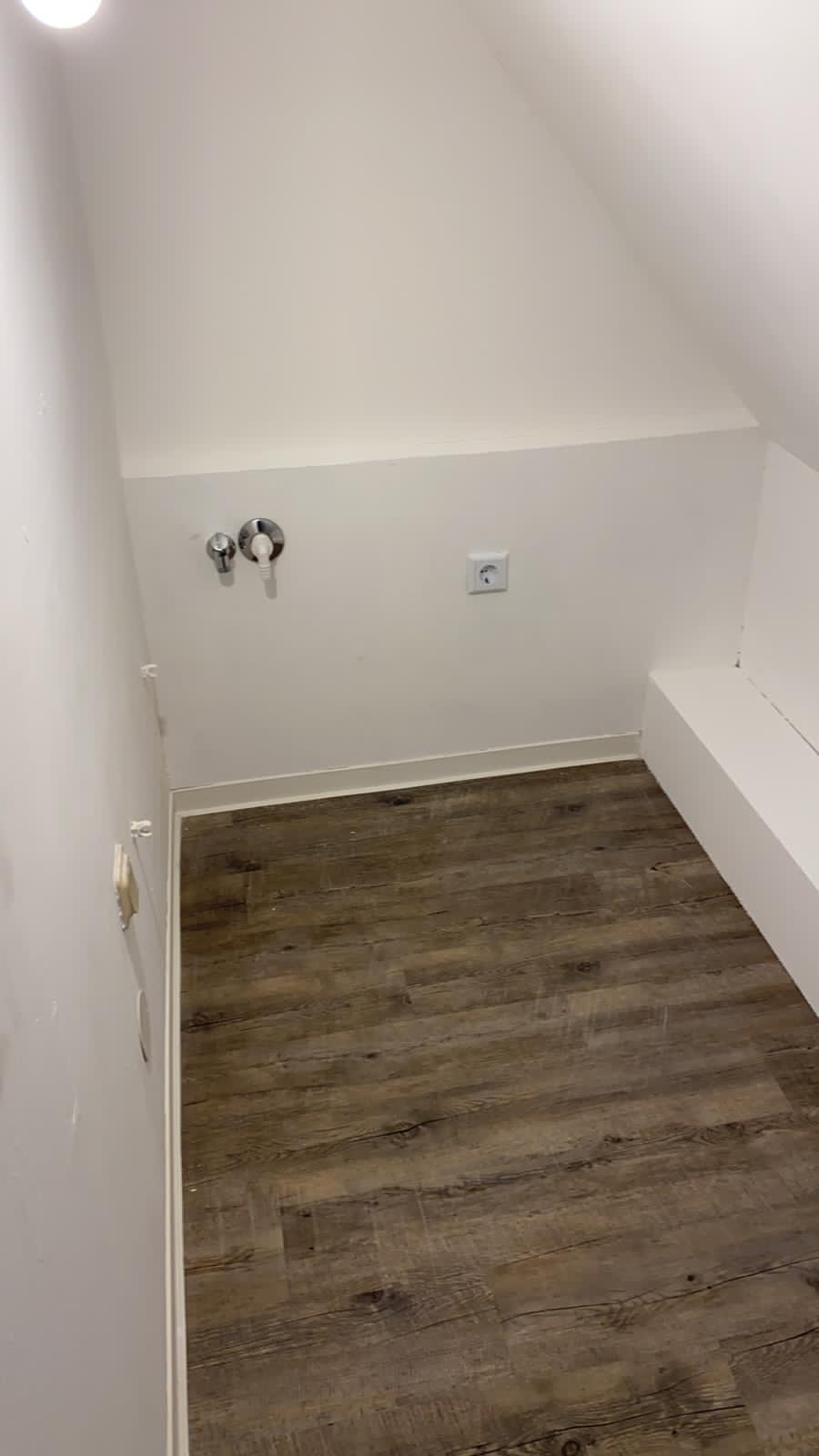 Steckdose und Anschlüsse im fertig gestrichenen Raum unter der Dachschräge – Elektroarbeiten in Rostock