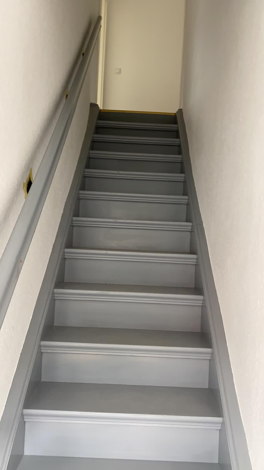 Treppe in Grau lackiert, Referenz Akan Dienstleistungen Rostock