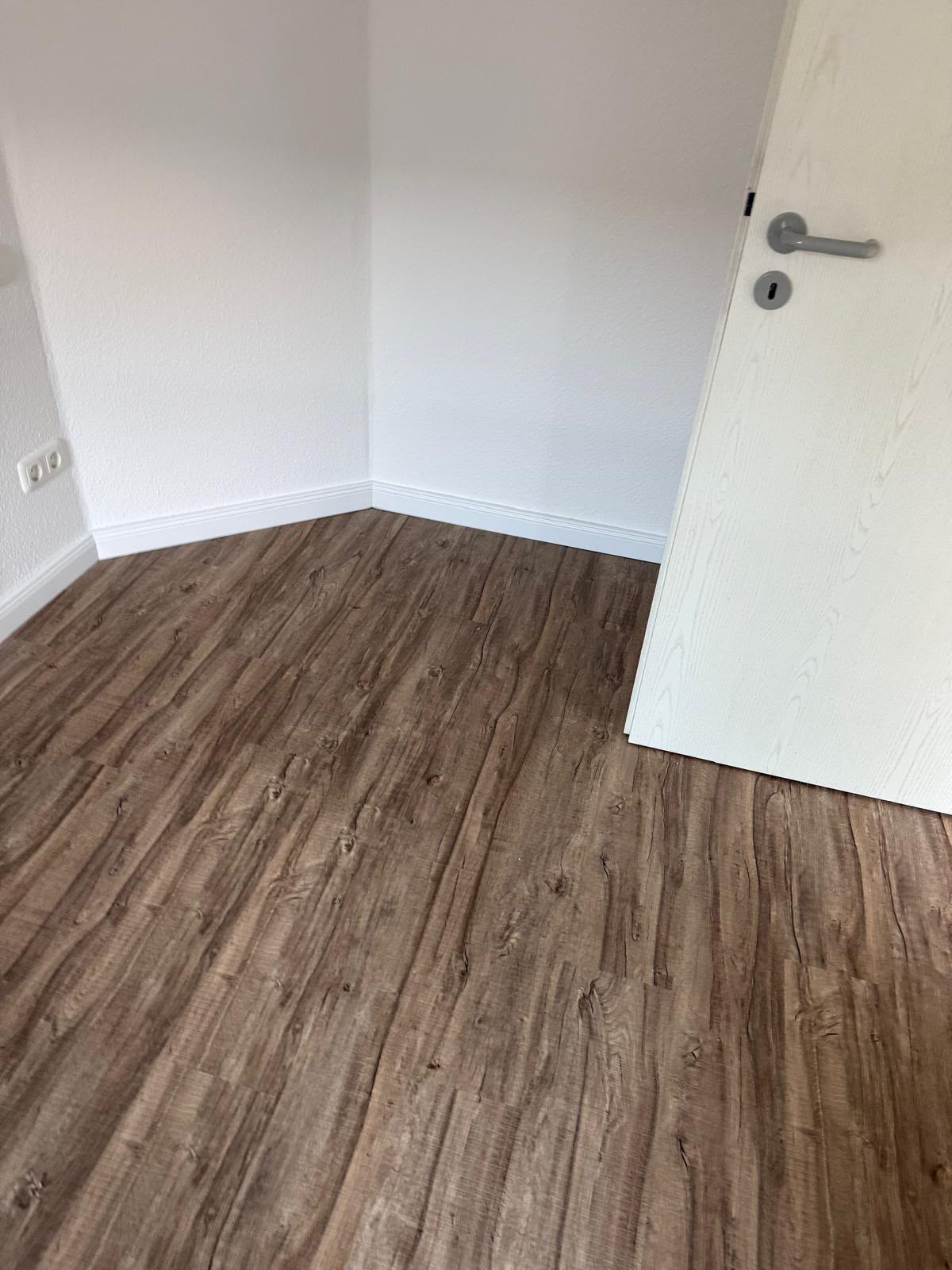 Neu verlegter Vinylboden in Holzoptik
