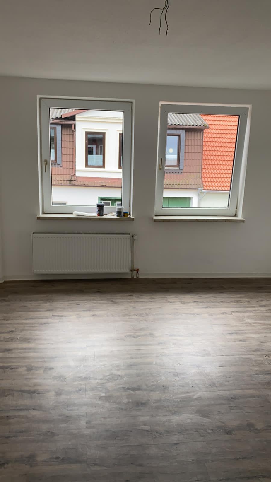 Fertiger Vinylboden mit Sockelleisten im Wohnraum – Bodenleger Rostock